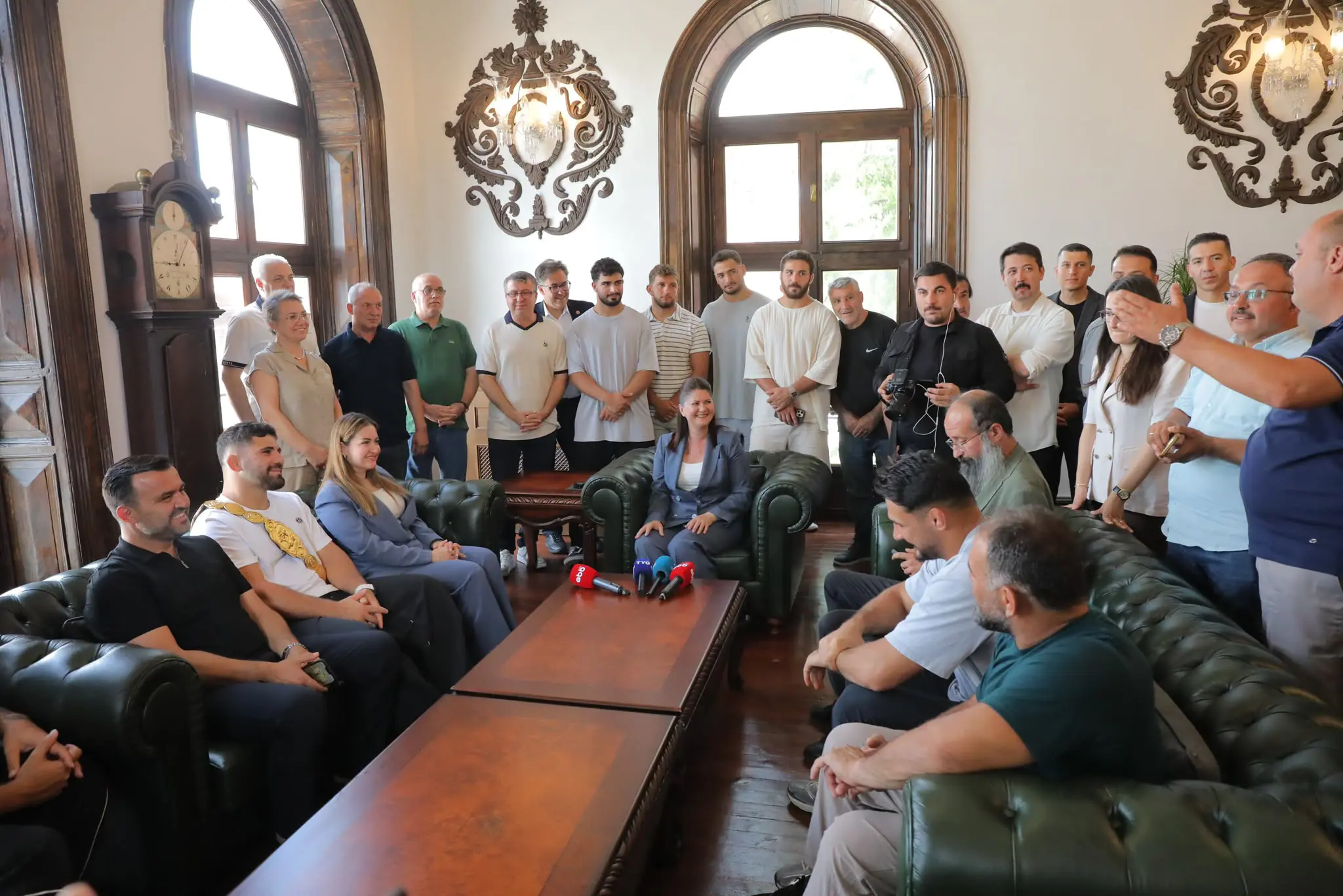 BAŞKAN FİLİZ GENCAN, 665. KIRKPINAR BAŞPEHLİVANI ERKAN TAŞ VE EDİRNELİ PEHLİVANLARI BELEDİYEDE AĞIRLADI galeri görseli